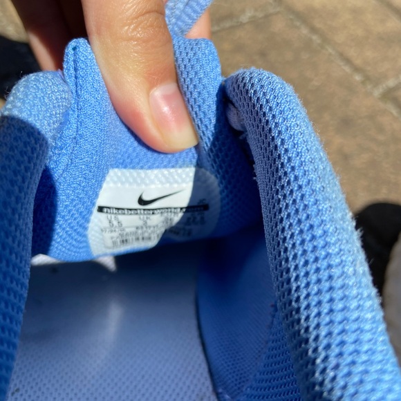 NIKE TENNIS/EVERYDAY SNEAKERS 👟💙 - Picture 5 of 5